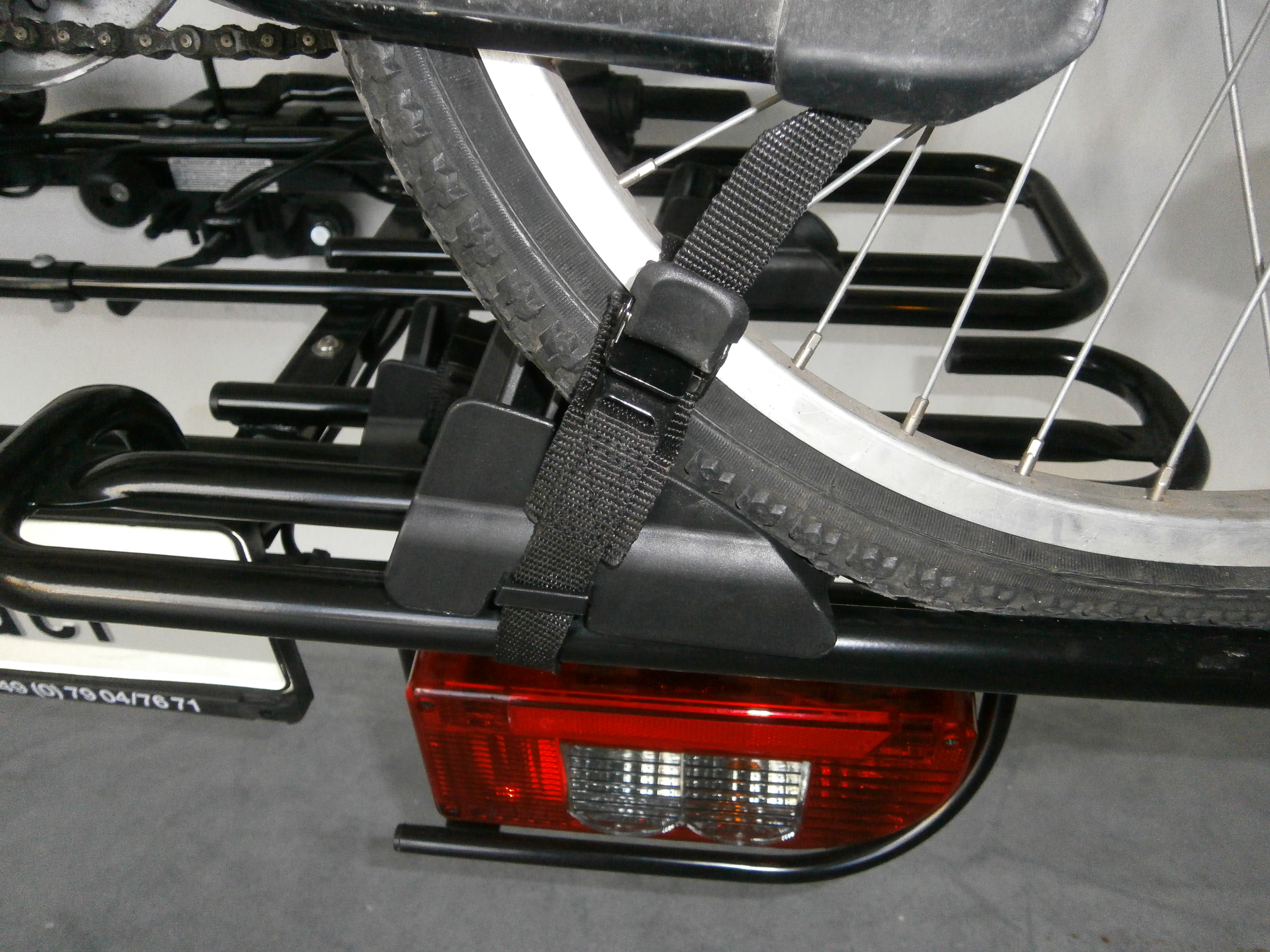 8018_Reifenhalter_keilf_rmig.JPG